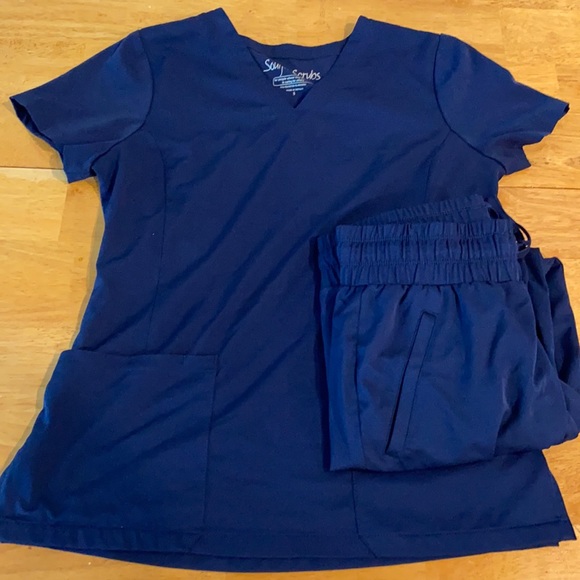 Navy chic scrubs - Picture 1 of 1